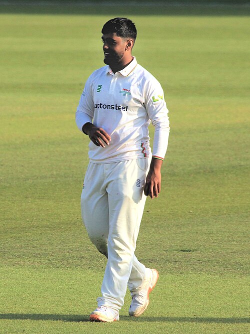 Rehan Ahmed playing for Leicestershire in 2023
