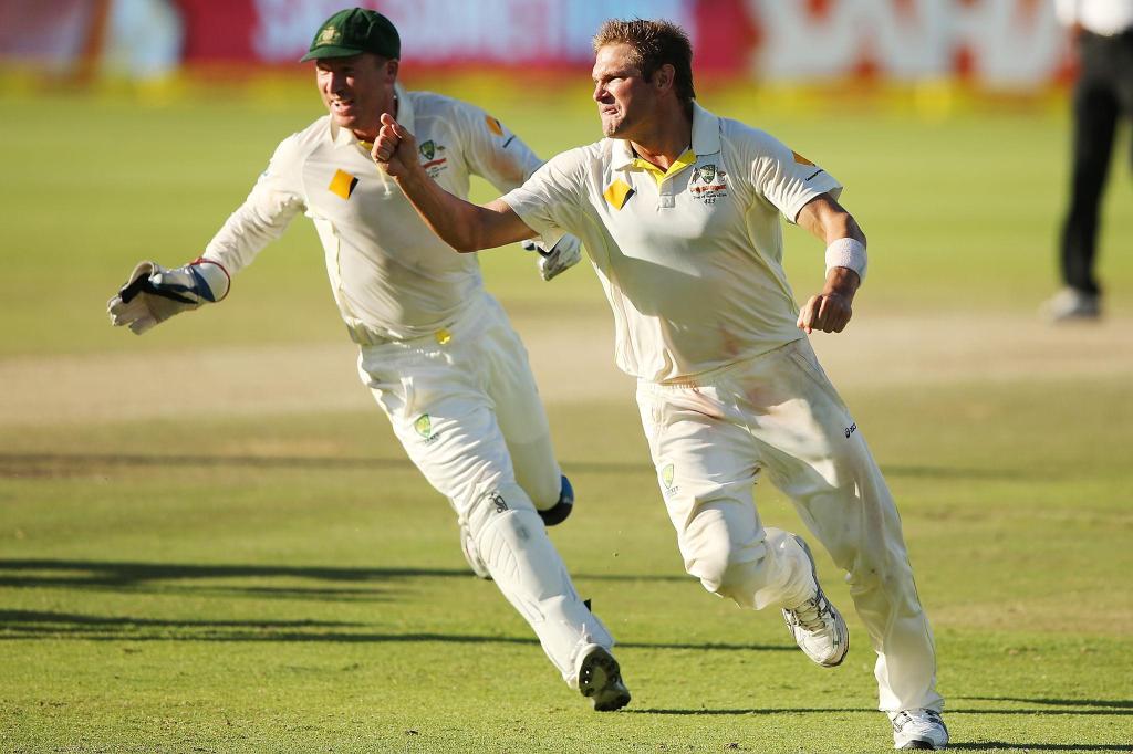 Ryan Harris bowling to Morne Morkel during the 2014 Australia versus South Africa Test at Newlands